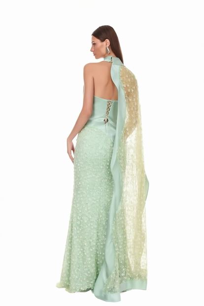 عباءة من التول بلون النعناع وفستان سهرة مزين بالأحجار